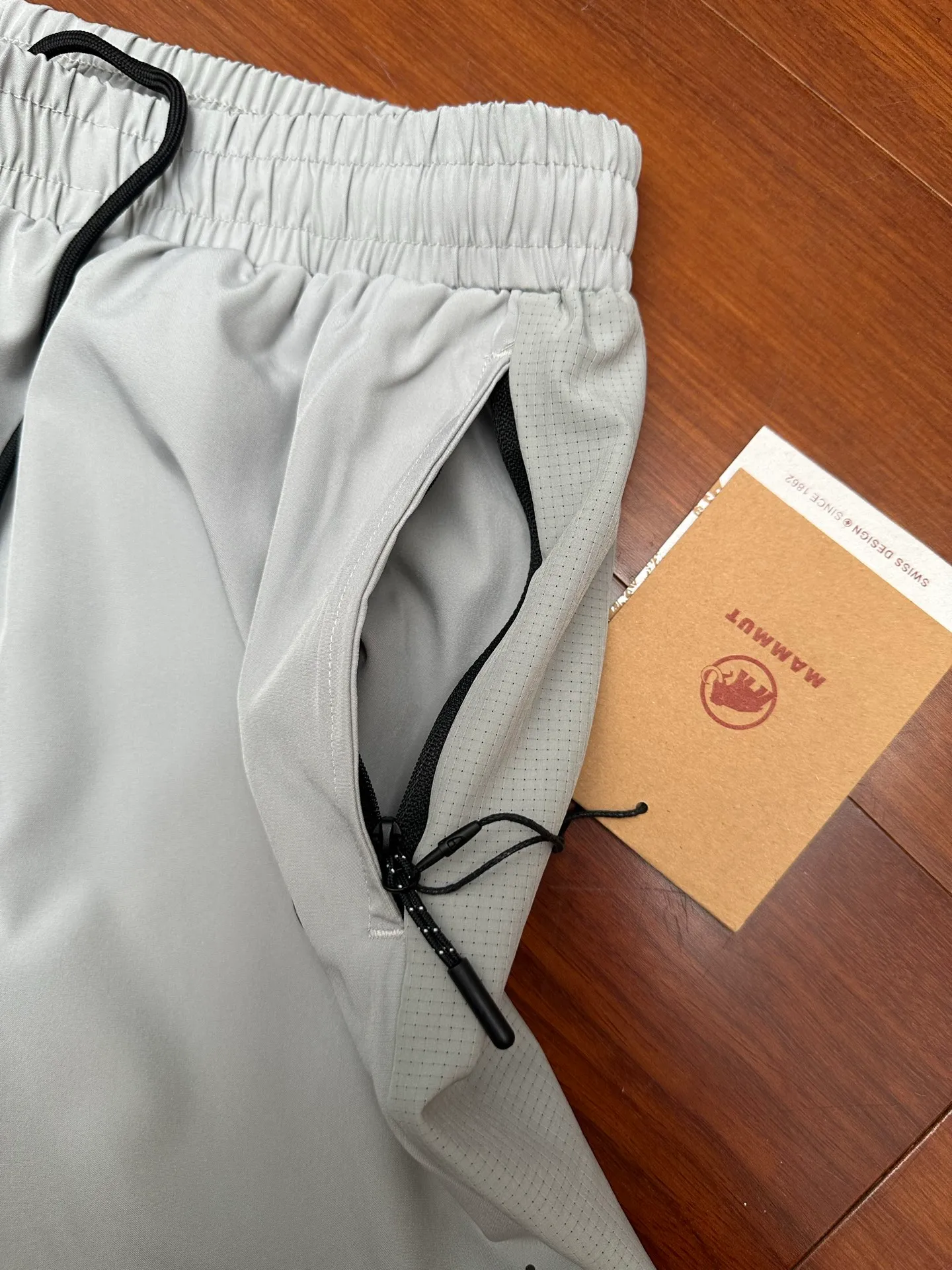 MAMMUT/ 95% ➕5% ， ， Breathable， 。 “ ”Buff。 Breathable ， ， 、 ， ， 。 ， 。 ， Classic Logo， Quality 。 ， 。 MAMMUT 。 ， ， 。 Citywalk ， ， ， ！ ：Black，Khaki， Sizes：L-3x L（ ：125 150 175 190）